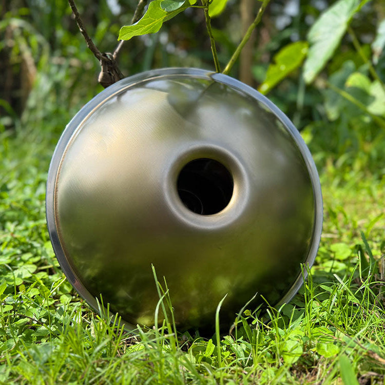 Onderkant van Mini Handpan in de natuur tegen een boom